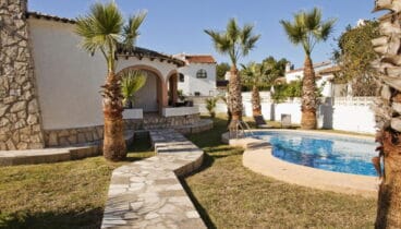 Piscina privada de un chalet de alquiler para vacaciones cerca de Dénia – Deniasol