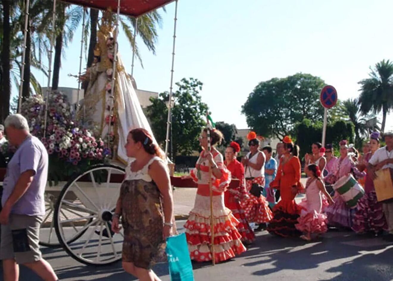Romeros tras la Virgen del Rocío durante la Romería de Dénia