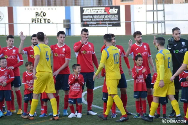 Imagen: Saludos entre jugadores del Pego y el Dénia