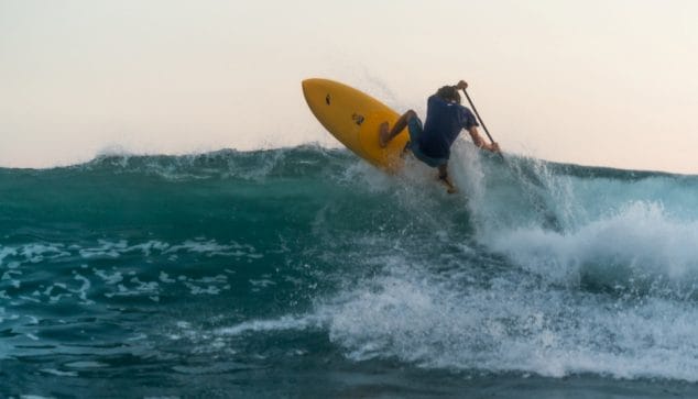 Imagen: Surfista cogiendo una ola