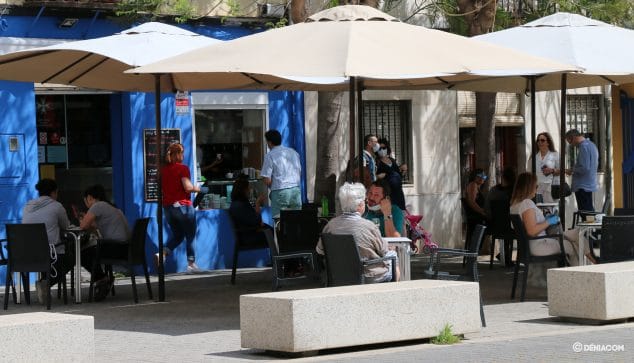 terraza en la calle la via