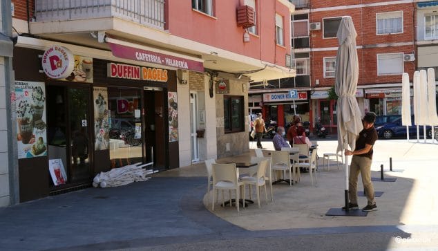 Imagen: Trabajador montando la terraza en el primer día de Fase 1