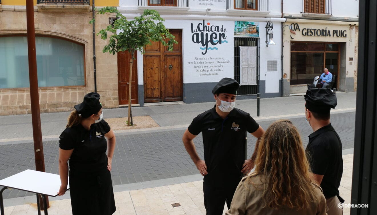 Trabajadores del restaurante junto a sus mesas ya recogidas