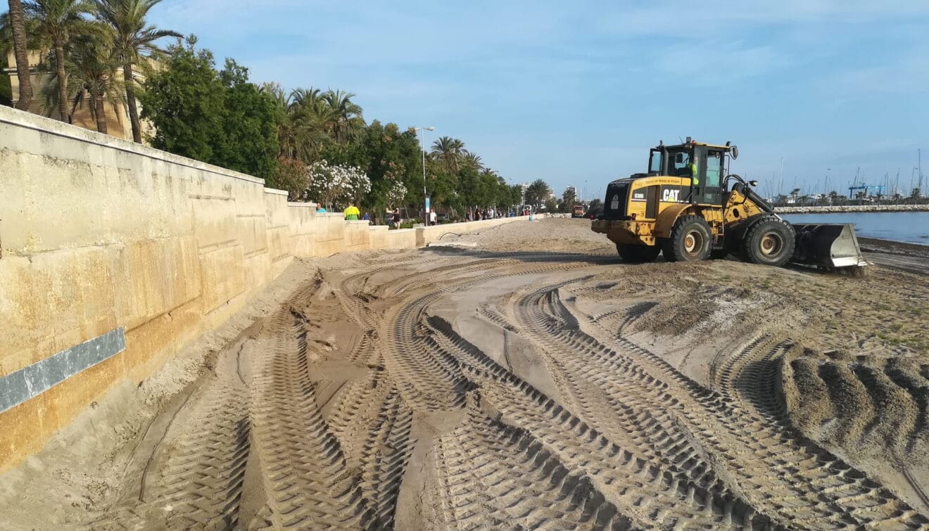 Trabajos para acondicionar la playa en la desescalada