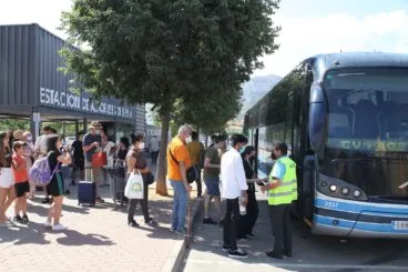 Autobuses en Dénia: líneas, tarifas y horarios 2 viajeros subiendo al autobus en denia