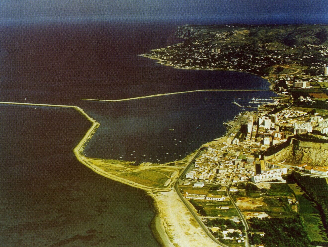 Vista aérea del puerto de Dénia hace varias décadas (Foto: "Historia de la Marina Alta. Tomo I", de Josep Antoni Gisbert). Proporcionada por l'Arxiu Municipal