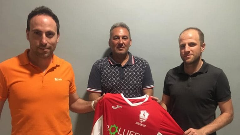 A la izquierda el técnico Coca, junto al presidente del Pego y Giménez