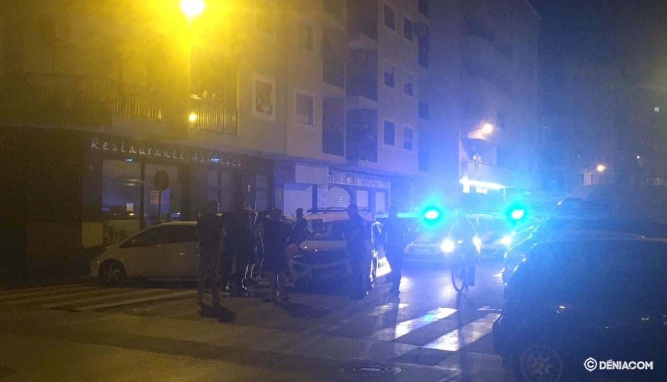 Agentes de policía junto al conductor del vehículo que ha recibido el choque