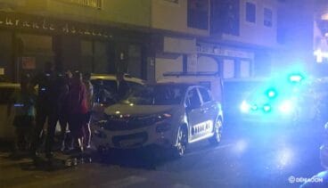 Agentes junto a uno de los vehículos que ha sufrido la colisión