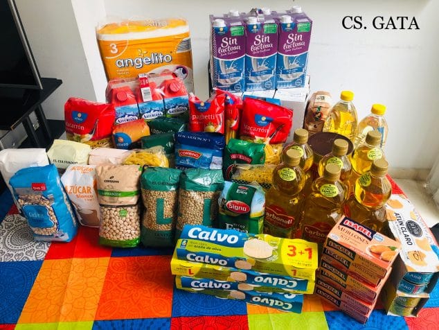 Imagen: Alimentos recogidos por los trabajadores del Hospital de Dénia