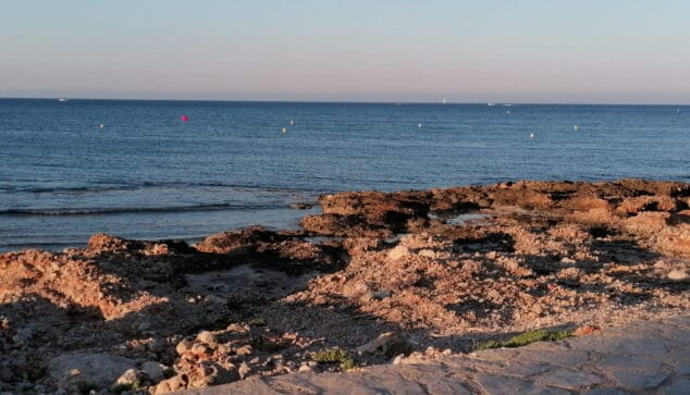 Las playas ya están balizadas 1 Imagen: Balizamiento en Les Rotes