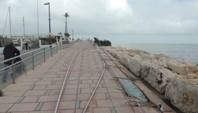 Los puertos valencianos soportan cuatro millones de euros de daños desde el temporal Gloria 2 barandilla del paseo de marina de denia
