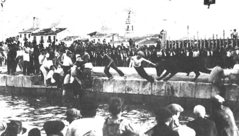Bous a la mar en los años 20. Fotografía procedente del artículo de Vicent Balaguer "La festa del 1901 al 1975" (Arxiu Municipal)