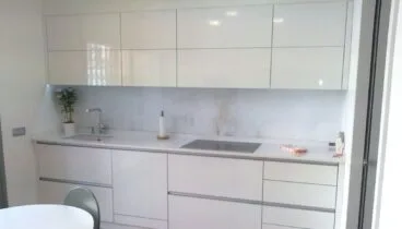 Cocina en blanco – Hermanos Camino