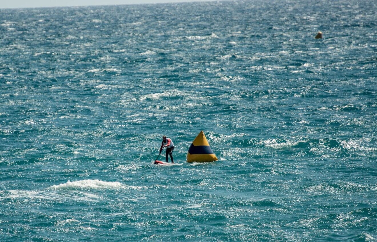 Competición SUP con fuerte viento, importante chaleco y ropa técnica