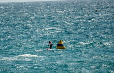 Competición SUP con fuerte viento, importante chaleco y ropa técnica