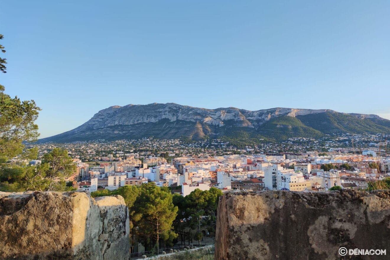 Vista del Montgó desde el Castillo de Dénia