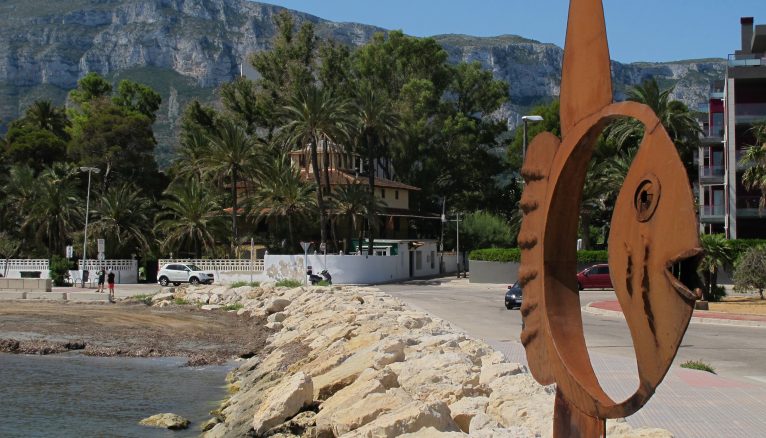 Escultura de Toni Marí en la entrada de Marina de Dénia
