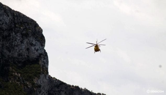El helicóptero de bomberos rescata a una senderista desorientada en el Montgó 2 Imagen: Helicóptero de bomberos en el Montgó