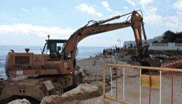 Pala obrando en la playa de Les Rotes durante la visita de la delegada del Gobieron