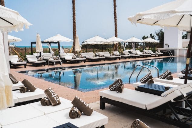 piscina con tumbonas purobeach denia