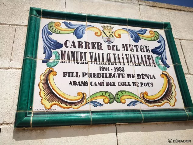 Imagen: Placa de la calle Manuel Vallalta en Dénia, el antiguo Camí del Coll de Pous