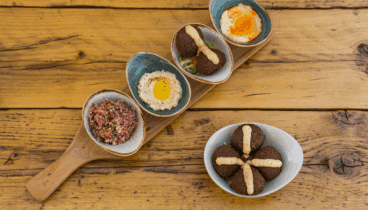 Quinoa, hummus y falafel en DOA