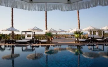 Zona de relax junto a la piscina – Purobeach Dénia