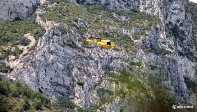 El helicóptero de bomberos rescata a una senderista desorientada en el Montgó 1 Imagen: Rescate en helicóptero en el Montgó