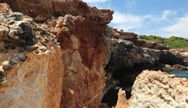 Resquebrajada la barrera de roca junto al Mena