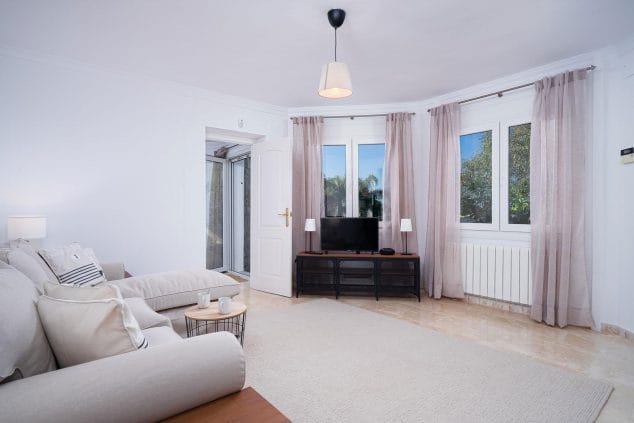 Chalet con piscina privada y maravillosas vistas en alquiler vacacional con Aguila Rent a Villa 5 salon alquiler vacacional denia aguila rent a villa