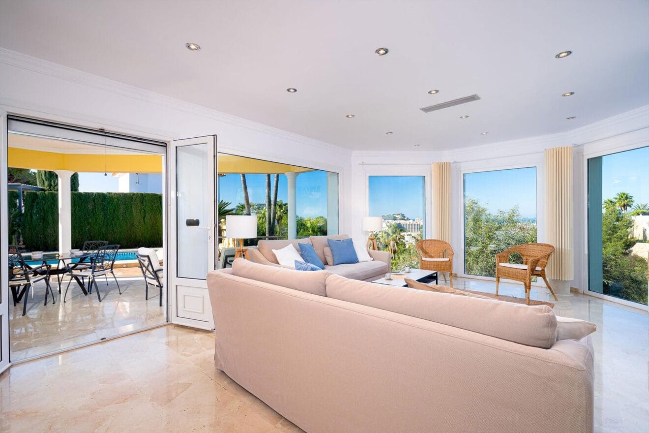 Salón con salida a la terraza en una villa de alquiler vacacional en Dénia - Aguila Rent a Villa