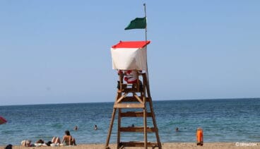 socorrista de cruz roja vigilando en el raset