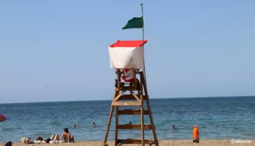 Socorrista de Cruz Roja vigilando en El Raset