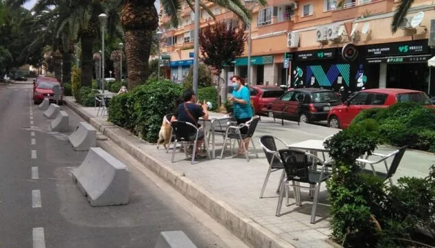 GD considera que se han quitado demasiados aparcamientos para instalar las terrazas del Paseo Saladar 1 Imagen: Terraza del Paseo Saladar