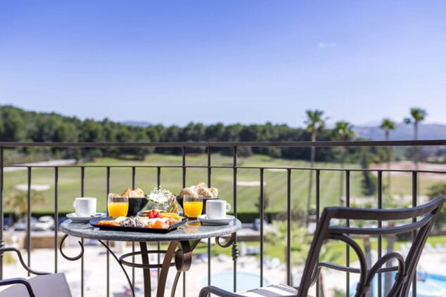 Reserva ya en Hotel Dénia Marriott La Sella Golf Resort & Spa y asegúrate unas vacaciones increíbles 3 terraza en hotel denia marriott la sella golf resort spa