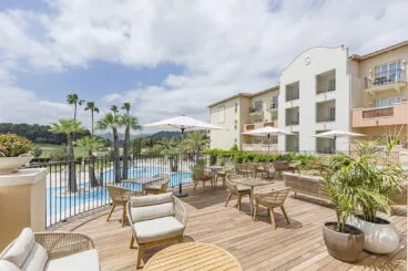 terraza exterior hotel denia marriott la sella golf resort spa