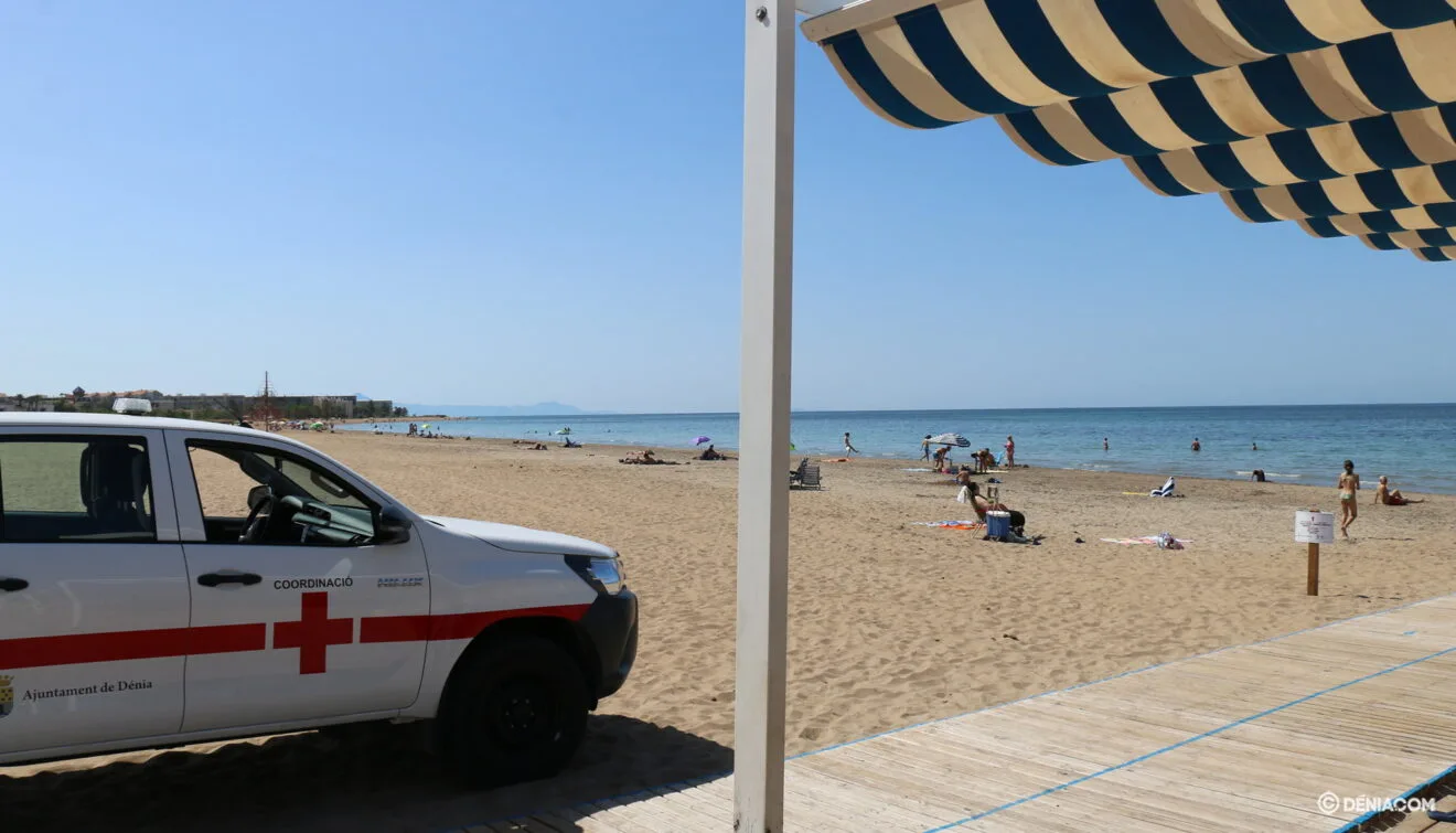 Vehículo de emergencias de Cruz Roja en Raset