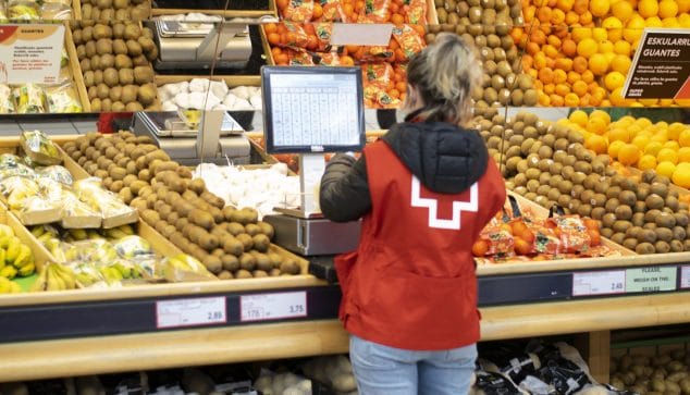 350 voluntarios de Cruz Roja participan estos días en la campaña #KilosDeSolidaridad 3 Imagen: Voluntaria en la sección de fruta y verdura de un supermercado