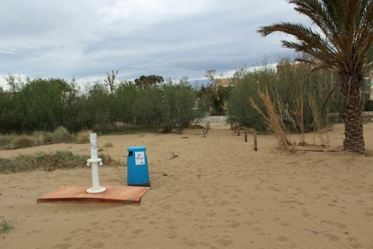 Action to repair the footbaths on the beaches of Dénia