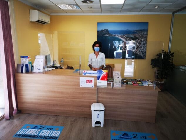 Imagen: Alumna en una oficina de turismo