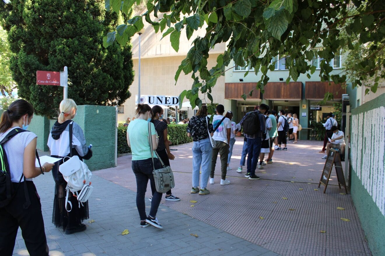 Alumnos accediendo a los exámenes en UNED Dénia