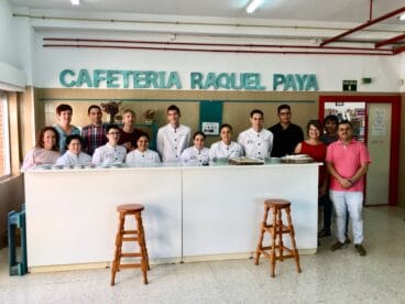alumnos de hosteleria raquel paya con el equipo directivo profesor de bergen i ciutat creativa