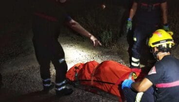 atencion de los bomberos a la herida