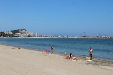 Bañistas en la playa de Dénia