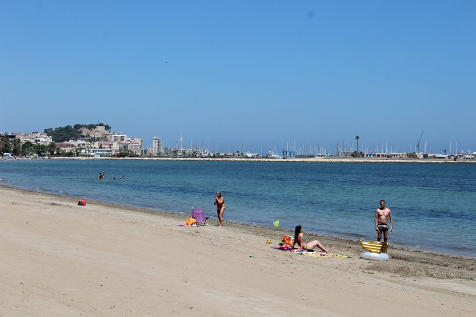 Bañistas en la playa de Dénia