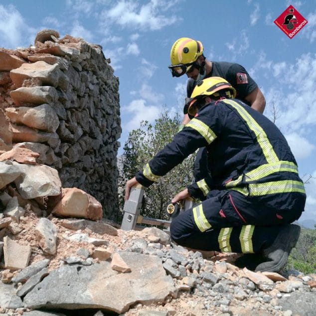 bomberos accediendo al interior del pozo