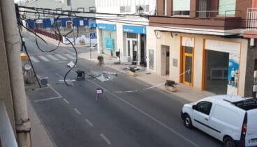 caixer al mig de la carretera després de les explosions