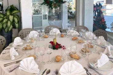 Mesa a punto para el servicio en el salón de Restaurante Balandros
