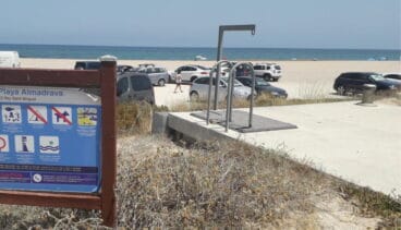 coches estacionados en la playa de la almadrava